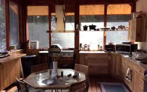 Una cocina con una mesa y sillas en una habitación. en Delightful Bed and Breakfast Getaway in Nez Perce National Forest, Idaho, en Elk City