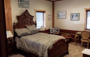 Un dormitorio con una cama grande y un escritorio. en Delightful Bed and Breakfast Getaway in Nez Perce National Forest, Idaho, en Elk City