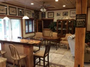 Una sala de estar con barra, mesas y sillas. en Delightful Bed and Breakfast Getaway in Nez Perce National Forest, Idaho, en Elk City