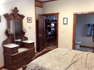 Un dormitorio con una cama, una cómoda y un espejo. en Delightful Bed and Breakfast Getaway in Nez Perce National Forest, Idaho, en Elk City