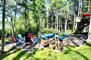 Κήπος έξω από το Outstanding Retreat with Dock, Game Space and Lake Views in Wisconsin
