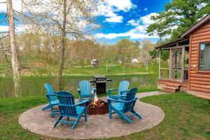 - un groupe de chaises autour d'un foyer extérieur à côté d'une cabine dans l'établissement Beautiful Family Cabin with Cozy Interior and Exterior in Saint Croix Falls, Wisconsin, à Saint Croix Falls