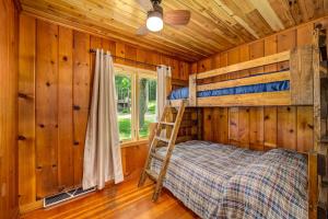 Giường trong phòng chung tại Beautiful Family Cabin with Cozy Interior and Exterior in Saint Croix Falls, Wisconsin