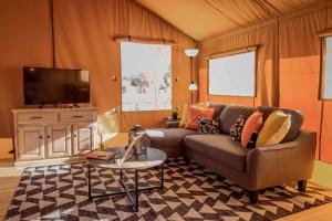 Istumisnurk majutusasutuses Outstanding Safari Tent with Jacuzzi and and Beautiful Outdoor and Indoor Living in Florida