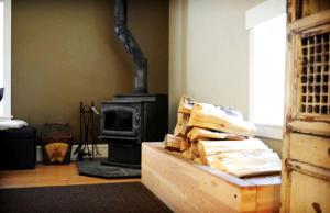 TV a/nebo společenská místnost v ubytování Luxurious Pet-Friendly Vacation Rental close to Mirror Lake in Kamas, Utah