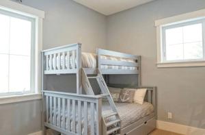 Postel nebo postele na pokoji v ubytování Luxurious Pet-Friendly Vacation Rental close to Mirror Lake in Kamas, Utah + 27 fotografií