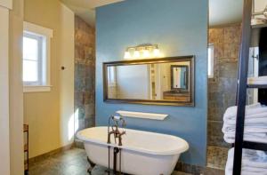 Koupelna v ubytování Luxurious Pet-Friendly Vacation Rental close to Mirror Lake in Kamas, Utah