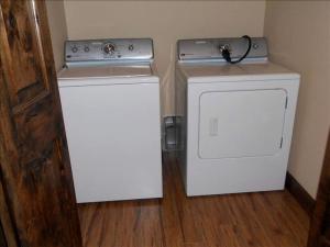 einen Herd, eine Waschmaschine und einen Trockner im Zimmer in der Unterkunft Deluxe Getaway Rental in a Mountain Cabin near Lake McDonald, Montana in West Glacier + 71 Fotos