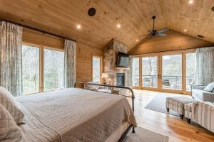 YonahStunning Cabin with Fire Pit, Hot-tub and Sauna in Cleveland, Georgia的带窗户的房间里有一张床的卧室