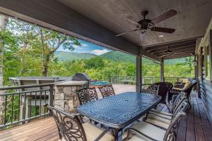 YonahStunning Cabin with Fire Pit, Hot-tub and Sauna in Cleveland, Georgia的露台上有一张桌子和几把椅子