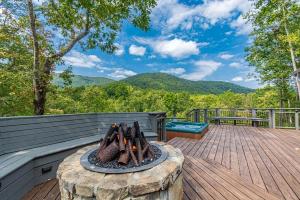 YonahStunning Cabin with Fire Pit, Hot-tub and Sauna in Cleveland, Georgia的山景甲板上的火坑