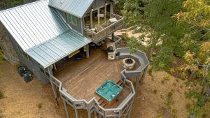 YonahStunning Cabin with Fire Pit, Hot-tub and Sauna in Cleveland, Georgia的享有带木甲板的房子的顶部景色 更多28张照片