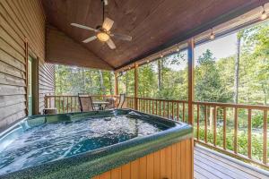 Gambar di galeri bagi Impressive Cabin with Fireplace and Hot-tub in Sautee Nacoochee, Georgia di Helen