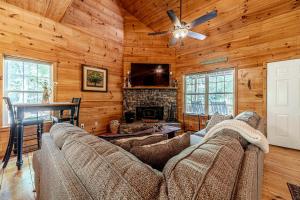 TV a/nebo společenská místnost v ubytování Impressive Cabin with Fireplace and Hot-tub in Sautee Nacoochee, Georgia