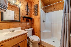 Koupelna v ubytování Impressive Cabin with Fireplace and Hot-tub in Sautee Nacoochee, Georgia + 26 fotografií