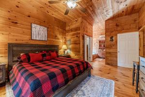 Postel nebo postele na pokoji v ubytování Impressive Cabin with Fireplace and Hot-tub in Sautee Nacoochee, Georgia