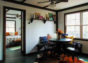 una stanza con tavolo e sedie e una camera da letto di Rustic Mountain Cabin with Porch & Fire Pit in New Market, Virginia a New Market