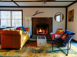 un soggiorno con divano e camino di Rustic Mountain Cabin with Porch & Fire Pit in New Market, Virginia a New Market Altre 13 foto