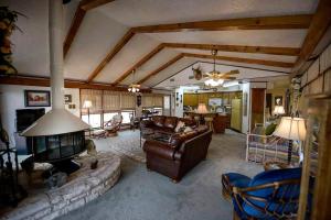 un soggiorno con divano e camino di Riverfront Cabin with Spacious Interior, Large Deck and Views in Texas a Wimberley