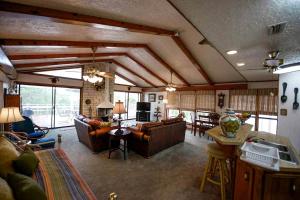 un ampio soggiorno con divani e un soggiorno con di Riverfront Cabin with Spacious Interior, Large Deck and Views in Texas a Wimberley Altre 8 foto