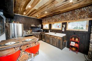 Kuchyň nebo kuchyňský kout v ubytování Fantastic Barn Suite with Hot-tub and Petting Zoo in Sugar Grove, North Carolina