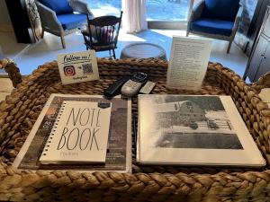 Posezení v ubytování Fantastic Barn Suite with Hot-tub and Petting Zoo in Sugar Grove, North Carolina