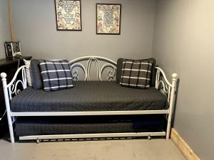 Posezení v ubytování Fantastic Barn Suite with Hot-tub and Petting Zoo in Sugar Grove, North Carolina