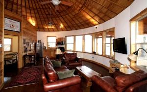 Μια τηλεόραση ή/και κέντρο ψυχαγωγίας στο Deluxe Glamping Cabins at River Farm in Virginia