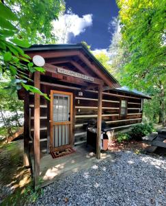 Φωτογραφία από το άλμπουμ του Rustic Copperhill Cabin Perfect for a Romantic Getaway in Tennessee σε Copperhill