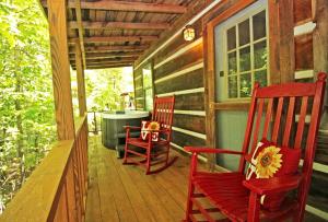 Φωτογραφία από το άλμπουμ του Rustic Copperhill Cabin Perfect for a Romantic Getaway in Tennessee σε Copperhill