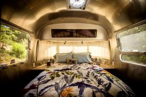 Katil atau katil-katil dalam bilik di Pristine Airstream Nestled on a Beautiful Ranch in Southern California