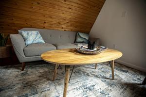 Χώρος καθιστικού στο Beautiful A-frame with Hot-tub in Makanda, Illinois +44 φωτογραφίες