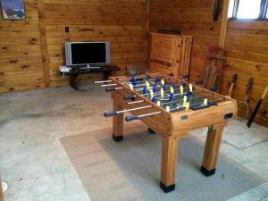 une table avec un échiquier dessus dans une pièce dans l'établissement Mountain Cabin Rental with Modern Amenities in Lake Placid, New York, à Whiteface 10 autres photos