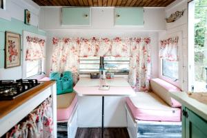 O bucătărie sau chicinetă la Unforgettable Glamping Caravan Rental in North Carolina for Intimate Weekends Away in Franklin