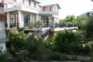 a building with a staircase in front of it at Résidence de Tourisme Vacances Bleues Villa Regina in Arcachon