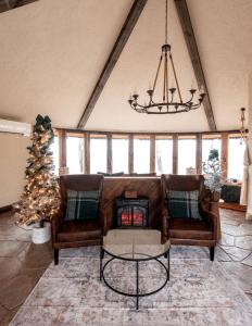 Χώρος καθιστικού στο Amazing Hobbit House with Fire Pit and Barbecue in Rising Fawn, Georgia