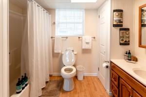 Ένα μπάνιο στο Secluded Lakefront Cabin with Private Dock on Lake Nantahala, Topton, North Carolina