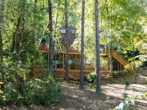Taman di luar Stunning Lakefront Cabin with a Pool Table in Gainesville, Georgia +6 gambar