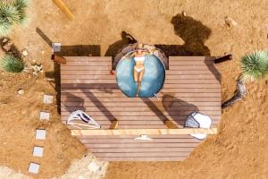 Fotografie z fotogalerie ubytování Stunning Yucca Valley Rental with a Hot Tub for Glamping in California v destinaci Yucca Valley Service Center Heliport