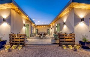 Restaurace v ubytování Stunning Yucca Valley Rental with a Hot Tub for Glamping in California