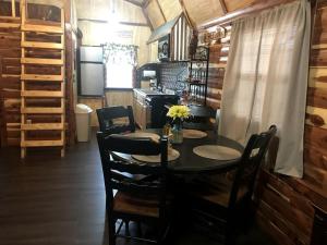 een eetkamer met een tafel en stoelen in een hut bij Cozy Cabin Rental on Vineyard in Allen, Oklahoma in Allen