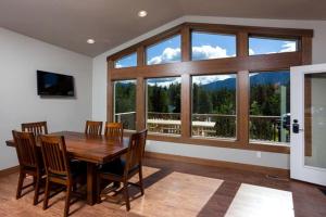 TV a/nebo společenská místnost v ubytování Sunny Mountain Cabin for a Group Getaway in West Glacier, Montana