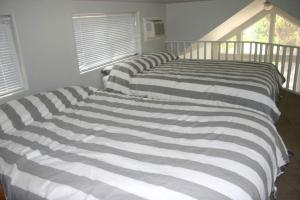 zwei nebeneinander stehende Betten in einem Schlafzimmer in der Unterkunft Cozy Cottage Rental for Eight with Lake Views in New Braunfels, Texas in Schumannsville