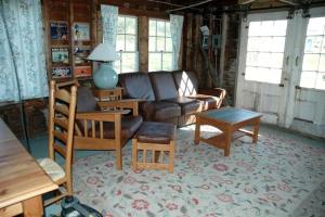 Χώρος καθιστικού στο Beautiful Private Retreat with Private Beaches and Boat on McGee Island, Maine