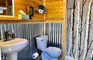 Ένα μπάνιο στο Family-Friendly Wagon Perfect for a Unique Glamping Experience in Utah