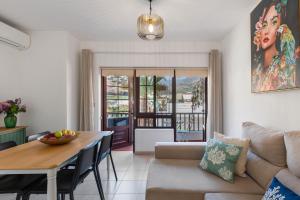una sala de estar con un sofá y una mesa en Orion Beach, en Puerto