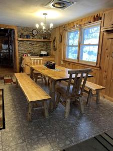 Η κουζίνα ή μικρή κουζίνα στο Spacious Adirondacks Cabin for a Family Getaway in New York State