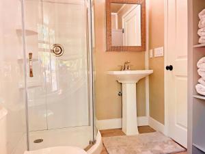 ein Badezimmer mit Dusche und Waschbecken in der Unterkunft Aquatic Retreat: Waterfront Tented Cabin with Full Amenities for Water Lovers in Cibolo, TX in Marion + 88 Fotos