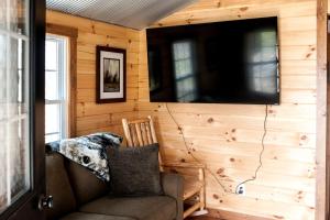 Χώρος καθιστικού στο Romantic Log Cabin Accommodation with Private Jacuzzi near Huntington, West Virginia