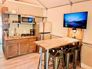 Dapur atau dapur kecil di Alluring Tented Cabin on Geronimo Creek - Perfect Glamping Vacation Destination in Seguin, Texas